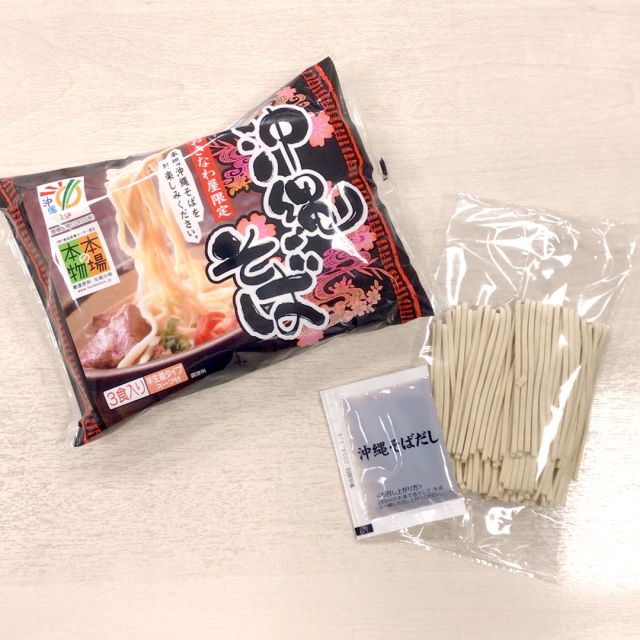 はいさい🌺

おきなわ屋限定の『沖縄そば３食入（袋）』が本日から販売中です～🍜

お土産にも便利な３食入り・スープ付きで　弾力があり歯ごたえが魅力の麺と　あっさりとした鰹をベースに豚の程よいコクをプラスした旨みたっぷりのそばだしがうまく絡み合う　本場沖縄そばが簡単に食べれますよ😋
お好みでネギや紅ショウガ・かまぼこ・三枚肉などを添えると　さらにgood👍✨

お家でおきなわ屋限定の沖縄そば　ぜひ味わってください😆
オンラインショップからも購入できますよ～

🌺おきなわ屋本店　那覇市牧志1-2-31
【営業時間】9:30～22:00
🌺おきなわ屋 泡盛蔵 国際店　那覇市松尾2-8-5
【営業時間】10:00～22:00
🌺おきなわ屋 美浜店　北谷町字美浜9-2
【営業時間】10:30～20:00
🌺おきなわ屋 泡盛蔵 北谷店　北谷町字美浜9-2
【営業時間】12:00～20:00
🌺おきなわ屋 市場　那覇市松尾2-8-29
【営業時間】9:30～20:00
🌺おきなわ屋 泡盛蔵 空港南店　那覇市鏡水150番地 2階(JAL側 搭乗口前)
【営業時間】7:00～20:30
🌺おきなわ屋 泡盛蔵 牧志店　沖縄県那覇市牧志3-13-22
【営業時間】13：00～22：00

#沖縄 #那覇 #国際通り #沖縄旅行 #観光 #沖縄土産 #沖縄好き #泡盛 #okinawa #沖繩 #오키나와 #おきなわ屋 #泡盛蔵 #沖縄そば #おきなわ屋限定 #三倉食品 #３食入り #本場沖縄そば #本日発売 #新商品