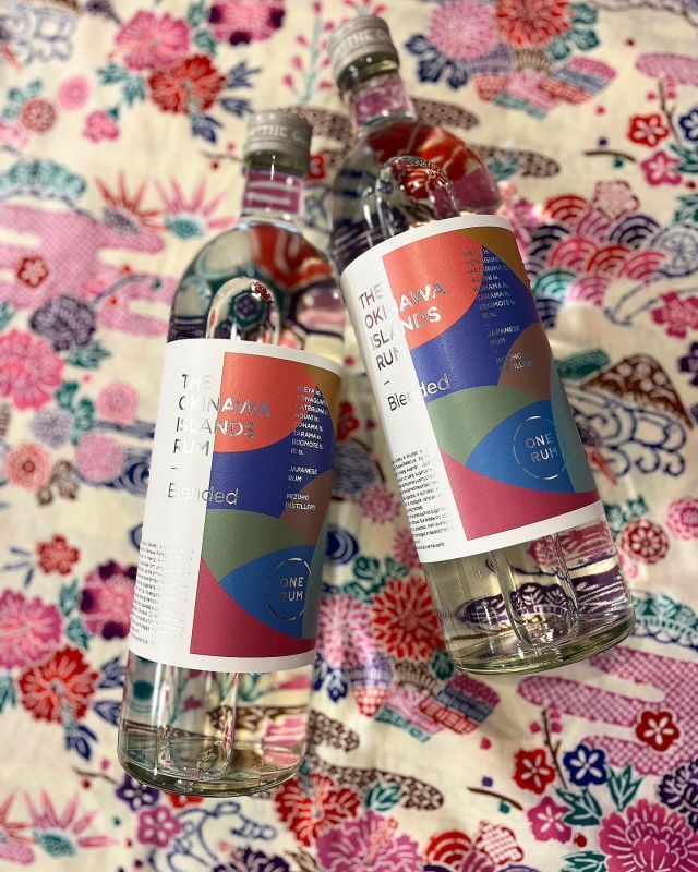 はいさい🌺

瑞穂酒造
THE OKINAWA ISLANDS RUM🍸

離島8島の黒糖をブレンドしたこだわりのラム酒です

ラム酒、ウイスキー、ジンetc
他にも沖縄ならではの洋酒のお取り扱いもございます🤗

お求めは泡盛蔵各店まで♪

🌺おきなわ屋本店　那覇市牧志1-2-31
【営業時間】9:30～22:00
🌺おきなわ屋 泡盛蔵 国際店　那覇市松尾2-8-5
【営業時間】10:00～22:00
🌺おきなわ屋 美浜店　北谷町字美浜9-2
【営業時間】10:30～20:00
🌺おきなわ屋 泡盛蔵 北谷店　北谷町字美浜9-2
【営業時間】12:00～20:00
🌺おきなわ屋 市場　那覇市松尾2-8-29
【営業時間】9:30～20:00
🌺おきなわ屋 泡盛蔵 空港南店　那覇市鏡水150番地 2階(JAL側 搭乗口前)
【営業時間】7:00～20:30
🌺おきなわ屋 泡盛蔵 牧志店　沖縄県那覇市牧志3-13-22
【営業時間】13：00～22：00

#沖縄 #沖縄観光 #沖縄旅行 #那覇 #北谷 #美浜 #国際通り #おきなわ屋 #沖縄家族旅行 #家族旅行 #沖縄社員旅行 #社員旅行 #新婚旅行 #ラム酒 #沖縄のラム酒 #黒糖 #離島 #瑞穂酒造 #THEOKINAWAISLANDSRUM
