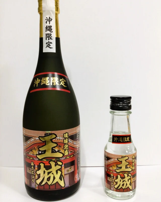 はいさい🌺

梅雨があっという間に明けて、暑い日が続いていますね💦
この季節、一層体調に気を付けてお過ごしください✨

さて、今週はお得なキャンペーンをご紹介！

只今、おきなわ屋本店にておきなわ屋限定泡盛
・泡盛　夢(神谷酒造所)
・泡盛　王城(多良川)
を買うと、それぞれの泡盛のミニチュアボトル(100ml)をプレゼント😍

ミニチュアボトルは手軽に泡盛を味わいたいときに開けるのもよし、コレクションとして眺めて楽しむのもよしです🍶🍾
いずれもおきなわ屋でしか手に入らない貴重な泡盛なので、お得なこの機会にぜひお求めください！
ご来店お待ちしております✨✨

🌺おきなわ屋本店　那覇市牧志1-2-31
【営業時間】9:30～22:00
🌺おきなわ屋 市場　那覇市松尾2-8-29
【営業時間】9:30～21:30(土日のみ9:30~22:00)
🌺おきなわ屋 美浜店　北谷町字美浜9-2
【営業時間】10:00～21:30
🌺泡盛屋 国際店　那覇市松尾2-8-5
【営業時間】10:00～22:00
🌺泡盛屋 空港南店　那覇市鏡水150番地 2階(JAL側 搭乗口前)
【営業時間】7:00～20:30
🌺泡盛屋 北谷店　北谷町字美浜9-2
【営業時間】12:30～21:00　

#キャンペーン #期間限定 #ミニチュアボトル #沖縄 #沖縄観光 #沖縄旅行 #那覇 #北谷 #美浜 #国際通り #おきなわ屋 #泡盛 #泡盛屋 #夢 #泡盛夢 #神谷酒造所 #王城 #泡盛王城 #多良川 #お酒 #贈答品 #贈り物