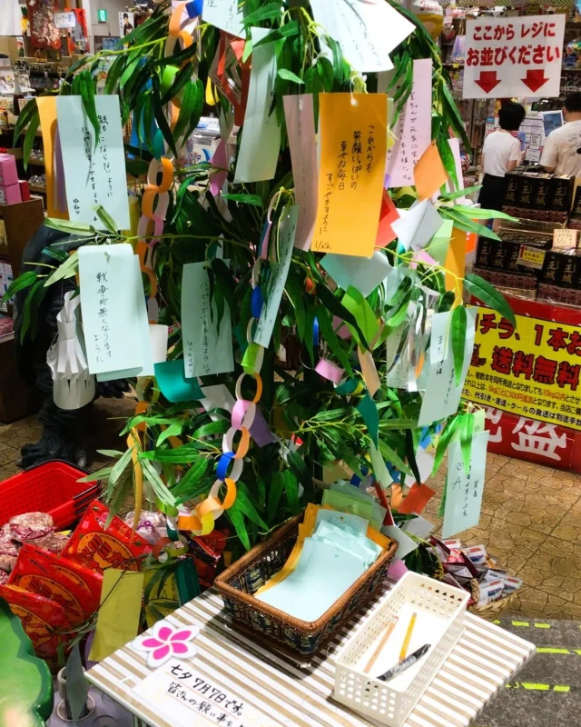 はいさい🌺

7月、いよいよ本格的な夏がやってきました🥵
そして、7月と言えば七夕！🌌
おきなわ屋でも七夕にあわせて7/7 まで、笹の葉と短冊を用意してお客様をお待ちしております🎋
いらっしゃった際はぜひ願い事を書いていってください❗
叶うかもしれませんよ✨✨✨

ご来店お待ちしております😀

🌺おきなわ屋本店　那覇市牧志1-2-31
【営業時間】9:30～22:00
🌺おきなわ屋 市場　那覇市松尾2-8-29
【営業時間】9:30～21:30(土日のみ9:30~22:00)
🌺おきなわ屋 美浜店　北谷町字美浜9-2
【営業時間】10:00～21:30
🌺泡盛屋 国際店　那覇市松尾2-8-5
【営業時間】10:00～22:00
🌺泡盛屋 空港南店　那覇市鏡水150番地 2階(JAL側 搭乗口前)
【営業時間】7:00～20:30
🌺泡盛屋 北谷店　北谷町字美浜9-2
【営業時間】12:30～21:00　

#沖縄 #沖縄観光 #沖縄旅行 #那覇 #北谷 #美浜 #国際通り #おきなわ屋 #泡盛 #泡盛屋 #沖縄土産 #okinawa #夏 ＃七夕 ＃短冊 #願い事 #ディスプレイ #7月7日