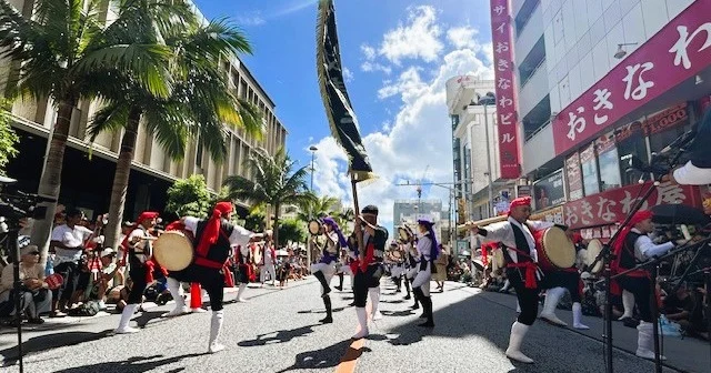 はいさい🌺

6月29日(日)に「第六回　おきなわ屋エイサー祭り」をおきなわ屋本店前で開催し終了しました❗

途中雨がぱらついたり、厳しい日差しが照り付けたりと不安な天気でしたが、無事獅子舞と空手演舞、そして3団体によるエイサー演舞を行う事ができました✨ 
非常に暑い中多くの皆様にお越しいただき、大盛況のエイサー祭りとなりました🥁
沖縄剛柔流空手道 正道館 南風原道場・南風原町宮平 獅子舞保存会・高志保青年会・為又青年会・園田青年会の皆さまの力強く迫力のある演舞、大変素晴らしかったです❤️💙💛

皆さま、本当にありがとうございました🙇‍♂️

🌺おきなわ屋本店　那覇市牧志1-2-31
【営業時間】9:30～22:00
🌺おきなわ屋 市場　那覇市松尾2-8-29
【営業時間】9:30～21:30(土日のみ9:30～22:00)
🌺おきなわ屋 美浜店　北谷町字美浜9-2
【営業時間】10:30～21:30
🌺泡盛屋 国際店　那覇市松尾2-8-5
【営業時間】10:00～22:00
🌺泡盛屋 空港南店　那覇市鏡水150番地 2階(JAL側 搭乗口前)
【営業時間】7:00～20:30
🌺泡盛屋 北谷店　北谷町字美浜9-2
【営業時間】12:30～21:00

#沖縄 #那覇 #国際通り #沖縄旅行 #観光 #沖縄土産 #沖縄観光 #泡盛 #okinawa #沖繩 #오키나와 #おきなわ屋 #泡盛蔵 #空手 #エイサー #エイサー祭り #おきなわ屋エイサー祭り #園田青年会 #為又青年会 #高志保青年会 #南風原町宮平獅子舞保存会 #沖縄剛柔流空手道正道館南風原道場