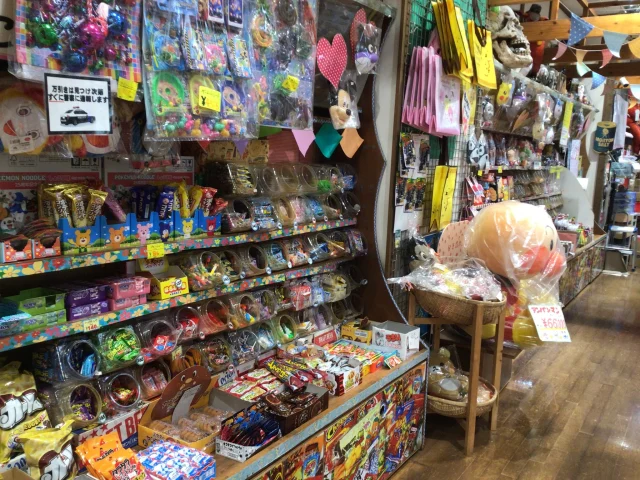 はいさい🌺

沖縄もくもりや雨の日は肌寒いと感じるようになってきました🍃
10月も残りわずかですね…

そんな10月最後のイベントといえばハロウィンですよね🎃
実はおきなわ屋本店には、沖縄土産だけではなく駄菓子コーナーもあるんです🍭

人気のお菓子や、なかなか見つけられないレアなお菓子も、様々取り揃えております🍬🍫🍘
ハロウィンのお菓子需要に、いかがでしょうか?
ご来店お待ちしております🤩

🌺おきなわ屋本店　那覇市牧志1-2-31
【営業時間】9:30～22:00
🌺おきなわ屋 市場　那覇市松尾2-8-29
【営業時間】9:30～21:30(土日のみ9:30~22:00)
🌺おきなわ屋 美浜店　北谷町字美浜9-2
【営業時間】10:00～21:30
🌺泡盛屋 国際店　那覇市松尾2-8-5
【営業時間】10:00～22:00
🌺泡盛屋 空港南店　那覇市鏡水150番地 2階(JAL側 搭乗口前)
【営業時間】7:00～20:30
🌺泡盛屋 北谷店　北谷町字美浜9-2
【営業時間】12:30～21:00　

#限定商品 #おきなわ屋 #ハロウィン #お菓子 #駄菓子 #特産品 #沖縄 #沖縄観光 #沖縄旅行 #那覇 #北谷 #美浜 #国際通り #おきなわ屋 #泡盛屋 #沖縄土産 #贈り物