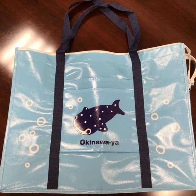 はいさい🌺

ハロウィンも終わり、クリスマスが見えてきましたね🎄
年末までもうあっという間ですよ😱

さて、今回はおきなわ屋　11月のキャンペーンのご案内です✨

現在、おきなわ屋各店舗にてタイムサービスを実施中です！
下記の時間帯に対応する店舗にて、合計10,000円以上お買い物いただいたお客様に
おきなわ屋オリジナルのキャリーオンバッグをプレゼントしております👜

おきなわ屋本店→10：00～12：00、14：00～16：00
おきなわ屋美浜店・泡盛屋北谷店→12：00～15：00
おきなわ屋市場→11：00～14：00

お買い上げいただいた商品を持ち帰るのにピッタリなのはもちろん、大容量で丈夫なので様々な場面で大活躍間違いナシです✨

この機会にぜひ、おきなわ屋でお買い物を楽しんでみませんか🛒
ご来店お待ちしております😄

🌺おきなわ屋本店　那覇市牧志1-2-31
【営業時間】9:30～22:00
🌺おきなわ屋 市場　那覇市松尾2-8-29
【営業時間】9:30～21:30(土日のみ9:30~22:00)
🌺おきなわ屋 美浜店　北谷町字美浜9-2
【営業時間】10:00～21:30
🌺泡盛屋 国際店　那覇市松尾2-8-5
【営業時間】10:00～22:00
🌺泡盛屋 空港南店　那覇市鏡水150番地 2階(JAL側 搭乗口前)
【営業時間】7:00～20:30
🌺泡盛屋 北谷店　北谷町字美浜9-2
【営業時間】12:30～21:00　

#限定商品 #おきなわ屋 #キャンペーン #オリジナル #タイムサービス #特産品 #沖縄 #沖縄観光 #沖縄旅行 #那覇 #北谷 #美浜 #国際通り #おきなわ屋 #泡盛屋 #沖縄土産 #贈り物