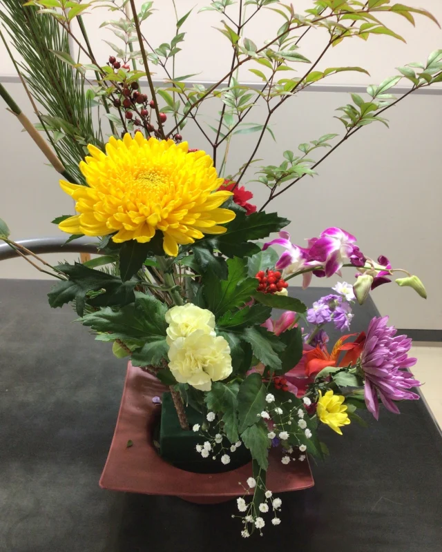 ハイサイ🎍

今年も多くのお客様におきなわ屋・泡盛屋へとご来店いただき、本当にありがとうございました✨

2026年も変わらずスタッフ一丸となって頑張ってまいりますので、変わらぬご愛顧をよろしくお願いいたします。

年末年始もおきなわ屋・泡盛屋各店、営業しております🕛
毎年恒例の福袋は今年もございます！明日から販売いたしますので是非お越しください🎁
※福袋は無くなり次第終了となります。ご了承下さい。

改めまして、来年もどうぞよろしくお願いいたします🙇
よいお年を！

🌺おきなわ屋本店　那覇市牧志1-2-31
【営業時間】9:30～22:00
🌺おきなわ屋 市場　那覇市松尾2-8-29
【営業時間】9:30～21:30(土日のみ9:30~22:00)
🌺おきなわ屋 美浜店　北谷町字美浜9-2
【営業時間】10:00～21:30
🌺泡盛屋 国際店　那覇市松尾2-8-5
【営業時間】10:00～22:00
🌺泡盛屋 空港南店　那覇市鏡水150番地 2階(JAL側 搭乗口前)
【営業時間】7:00～20:30
🌺泡盛屋 北谷店　北谷町字美浜9-2
【営業時間】12:30～21:00　

#沖縄 #沖縄観光 #沖縄旅行 #那覇 #北谷 #美浜 #国際通り #おきなわ屋 #泡盛 #泡盛屋 #年末 #年始 #年中無休 #新商品