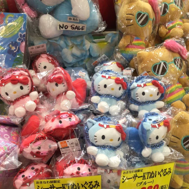 はいさい🌺

沖縄では今週は晴れの日が多く、日中は暖かく過ごせました🌞
来週半ばからはまた冷え込むようですので、気を付けてお過ごしください🛌

さて、今回はおきなわ屋限定、新商品のご紹介です！

おきなわ屋シーサーキティぬいぐるみ　ボールチェーンマスコット(レッド・ブルー)

以前販売されていた人気商品、おきなわ屋限定 シーサーキティちゃんのぬいぐるみが
帰ってきました🧸
持ち運びに適したサイズになってボールチェーンが追加されたことで、どこにでも連れ歩くことが出来るようになりましたよ👜
おきなわ屋各店とオンラインショップにて絶賛販売中、ぜひお迎えください！

https://ec-okinawaya.com/?pid=190185165

🌺おきなわ屋本店　那覇市牧志1-2-31
【営業時間】9:30～22:00
🌺おきなわ屋 市場　那覇市松尾2-8-29
【営業時間】9:30～21:30(土日のみ9:30~22:00)
🌺おきなわ屋 美浜店　北谷町字美浜9-2
【営業時間】10:00～21:30
🌺泡盛屋 国際店　那覇市松尾2-8-5
【営業時間】10:00～22:00
🌺泡盛屋 空港南店　那覇市鏡水150番地 2階(JAL側 搭乗口前)
【営業時間】7:00～20:30
🌺泡盛屋 北谷店　北谷町字美浜9-2
【営業時間】12:30～21:00　

#沖縄 #那覇 #国際通り #沖縄旅行 #観光 #沖縄土産 #沖縄好き #泡盛 #okinawa #沖繩 #오키나와 #おきなわ屋 #泡盛蔵 #キティ #キティちゃん #ハローキティ #ご当地 #ご当地キティ #シーサー #シーサーキティ #ぬいぐるみ #沖縄限定 #おきなわ屋限定